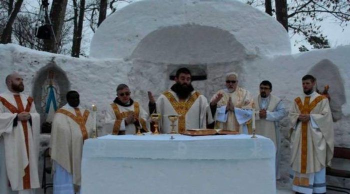 Una Messa Epica in una Cappella fatta di Neve e di Ghiaccio