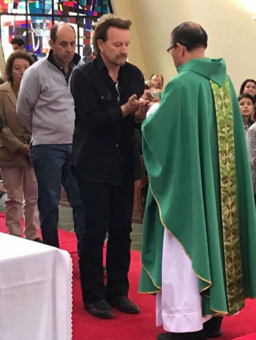 VIRALE Bono, degli U2, riceve (erroneamente?) l'Eucarestia durante una Messa dopo un concerto in Colombia