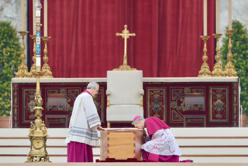 Com’è fatta e Cosa c’è dentro la Bara di Papa Benedetto XVI