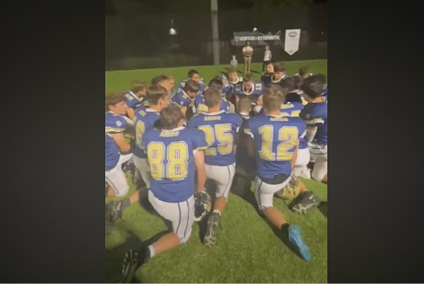 Squadra di Football Liceale canta l'Ave Maria dopo ogni Partita