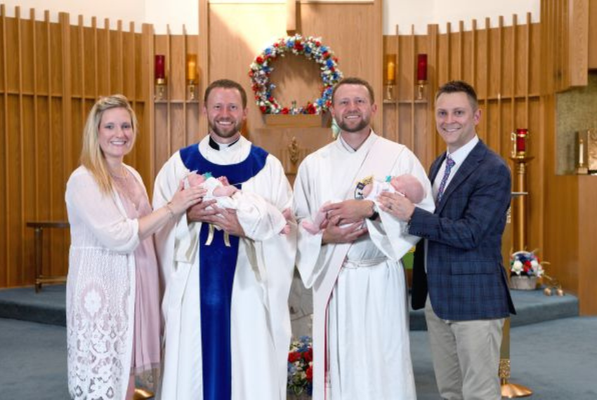 Due Bambini (Gemelli) sono stati battezzati da Sacerdoti (Gemelli)