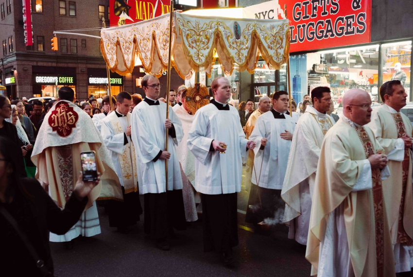 Eucaristia a Times Square: la Processione con Padre Mike Schmitz attira migliaia di persone nelle strade di New York