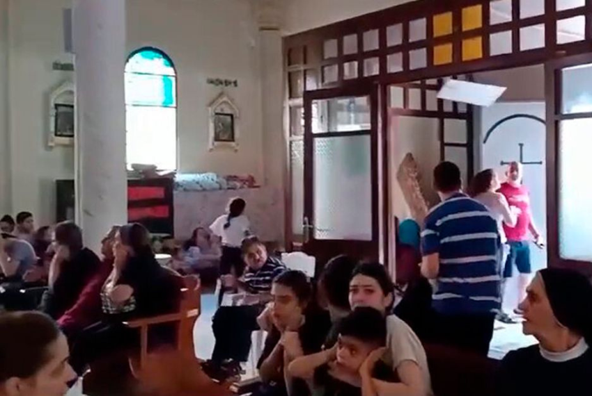 Video: Bombe cadono vicino alla Parrocchia di Gaza mentre si prega il Rosario