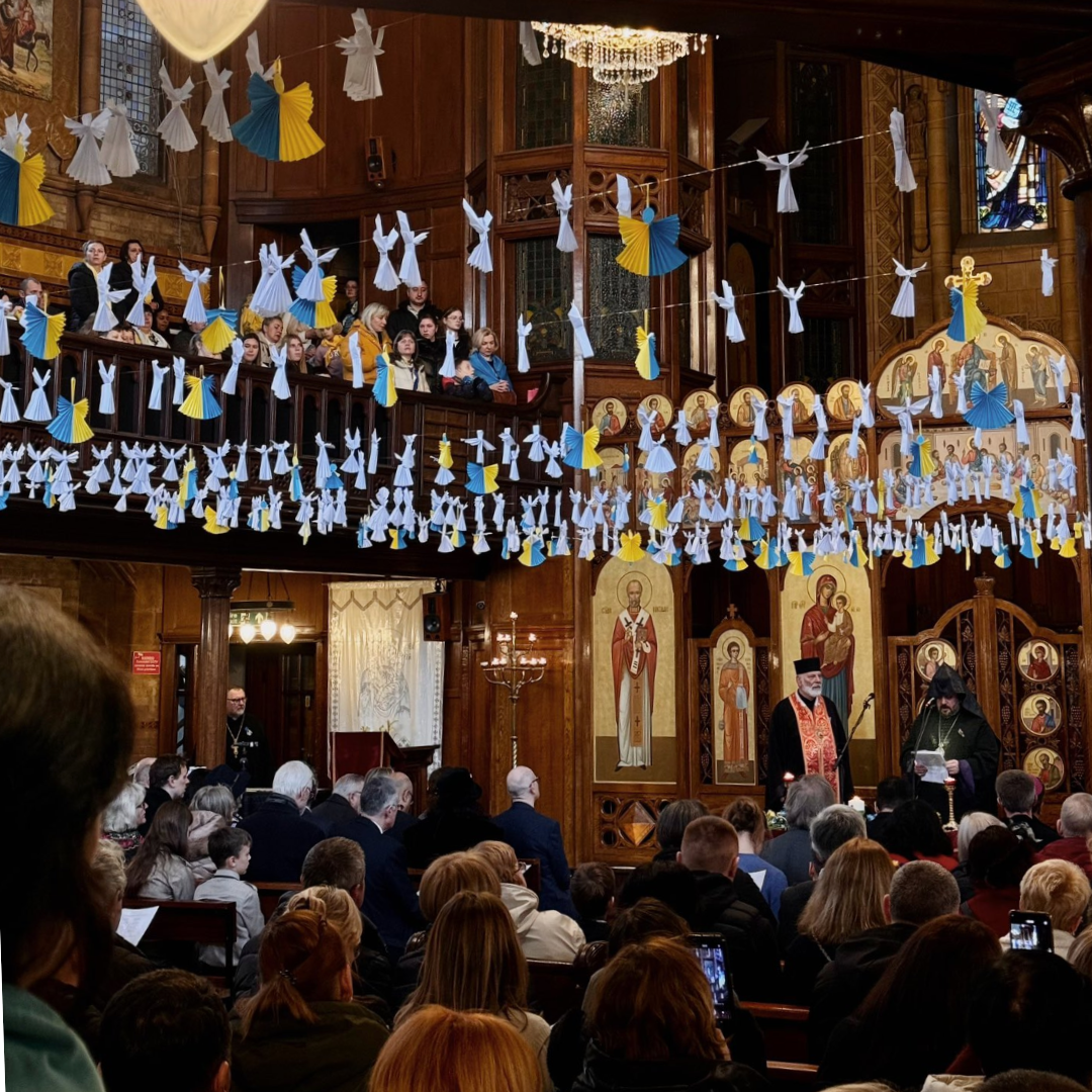 Cattedrale Cattolica Ucraina a Londra: appesi oltre 500 Angeli di carta per i Bambini morti in Guerra