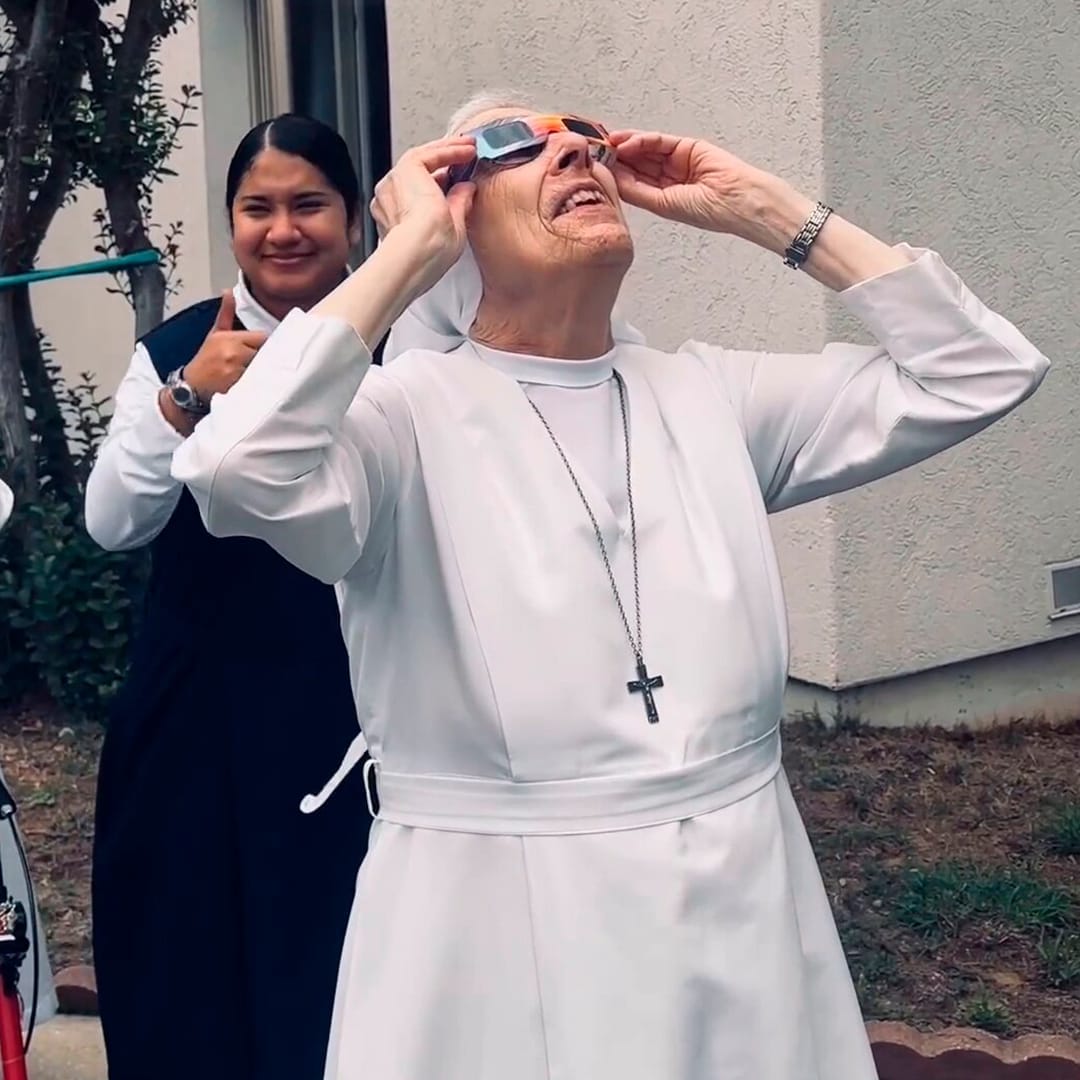 Video Virale: Epica Reazione all'Eclissi Solare di una Suora, "Dio, sei meraviglioso!"