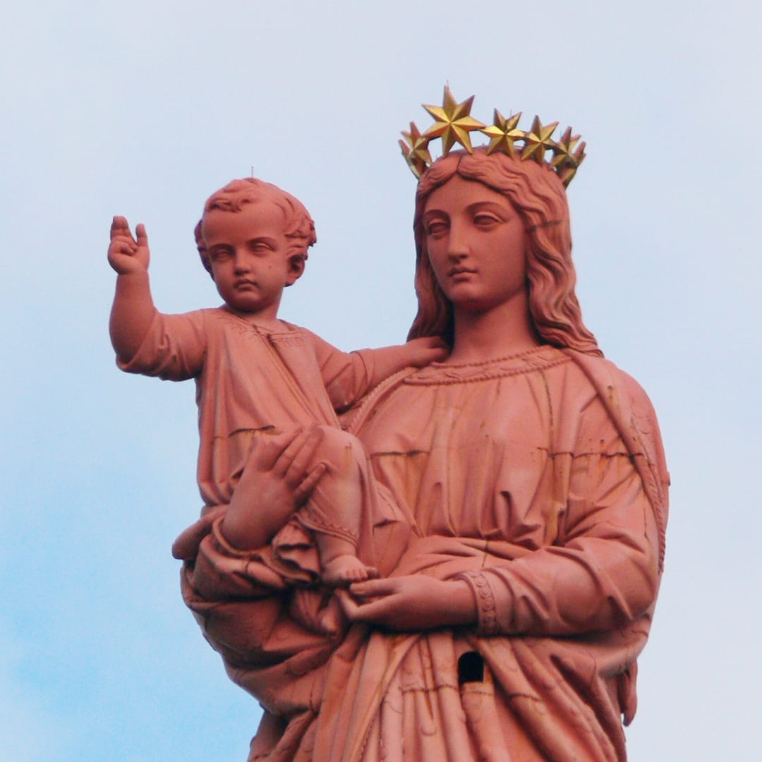 Costruita con il Metallo di 213 Cannoni, questa Statua della Vergine si prende cura della Francia da oltre 160 anni