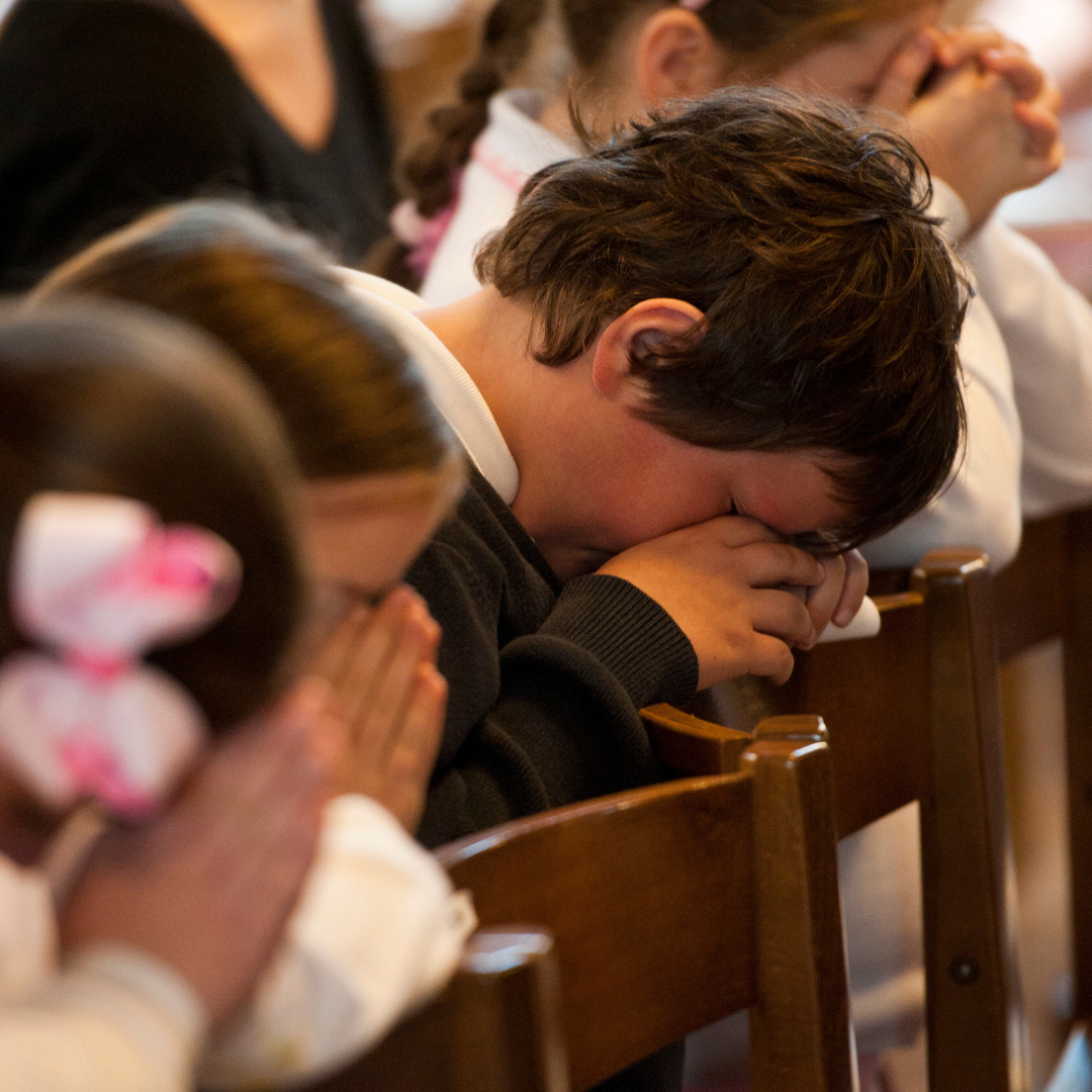 Il Toccante Messaggio di un Sacerdote ai Genitori che portano i Figli a Messa: "Qui è dove devono Essere"