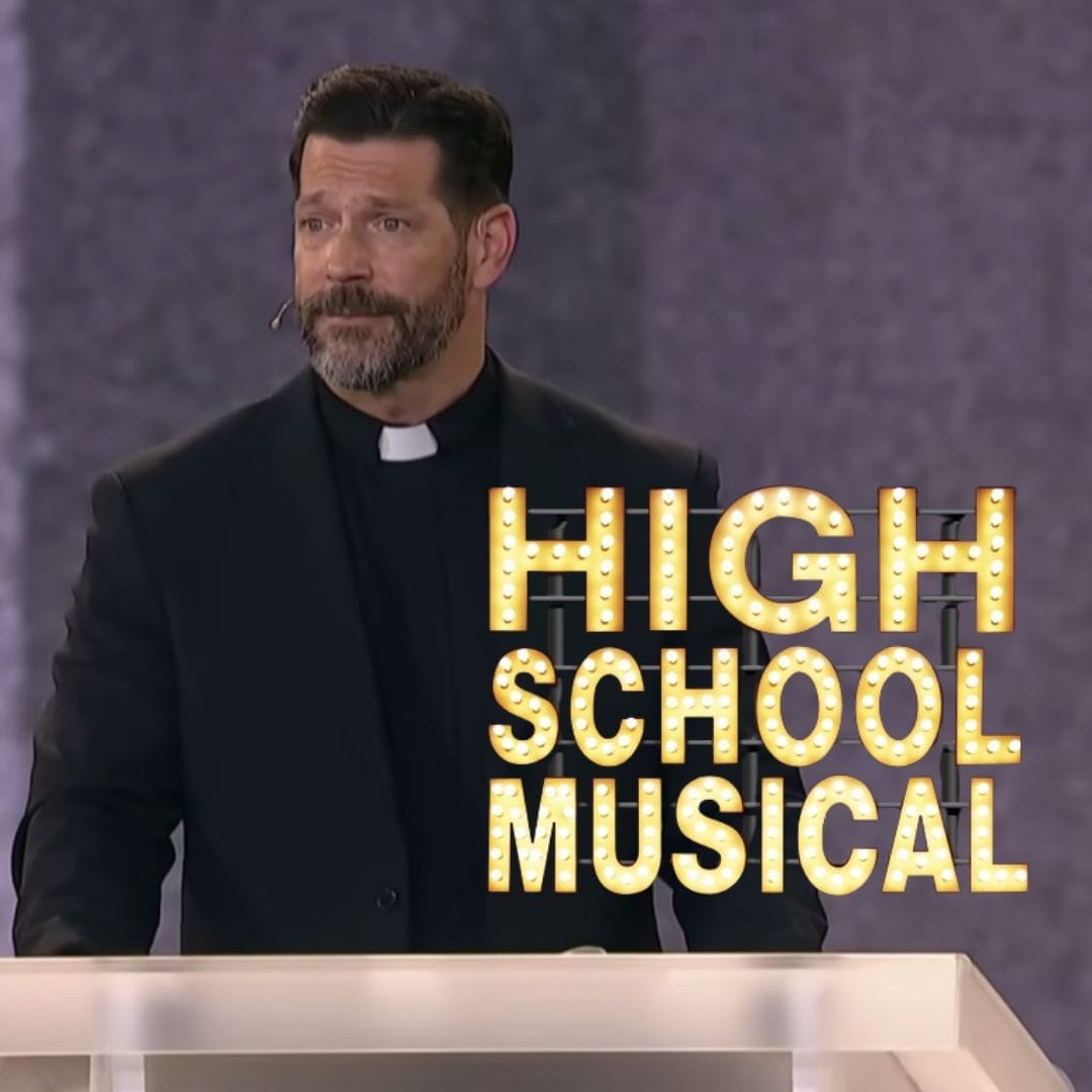 Virale: Sacerdote cita una Famosa Frase del Film "High School Musical" al Congresso Giovani