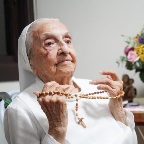 A 116 Anni, la Persona più Anziana del Mondo è una Suora Brasiliana: "Lui è il Segreto"