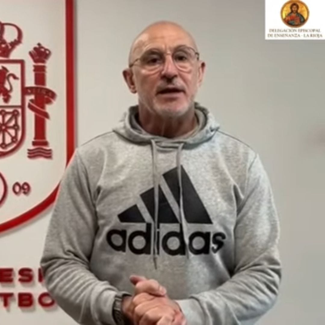 "Li renderà più Liberi": Allenatore di Calcio della Nazionale Spagnola promuove la Religione nelle Scuole