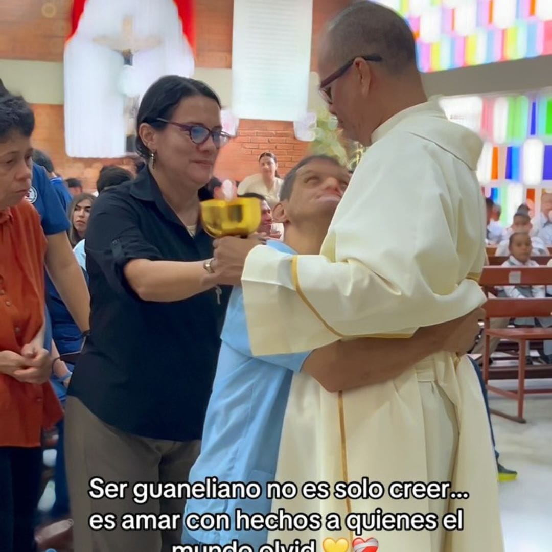 Come un Vero Padre: l'Abbraccio di una Persona con Disabilità a un Prete dopo la Comunione