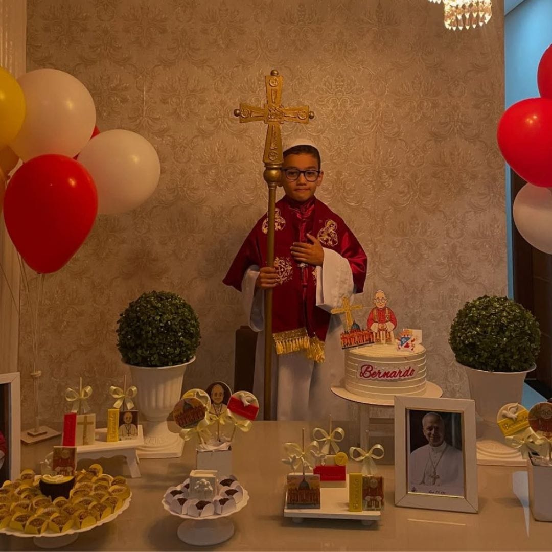 Bimbo di 6 anni sceglie "Papa Leone XIV" come Tema del suo Compleanno emozionando gli Utenti sui Social
