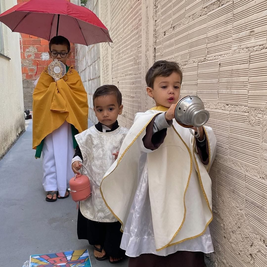 Bambini celebrano la Processione del Corpus Domini a casa propria... con tutto ciò che serve, anche l'"Infiorata"