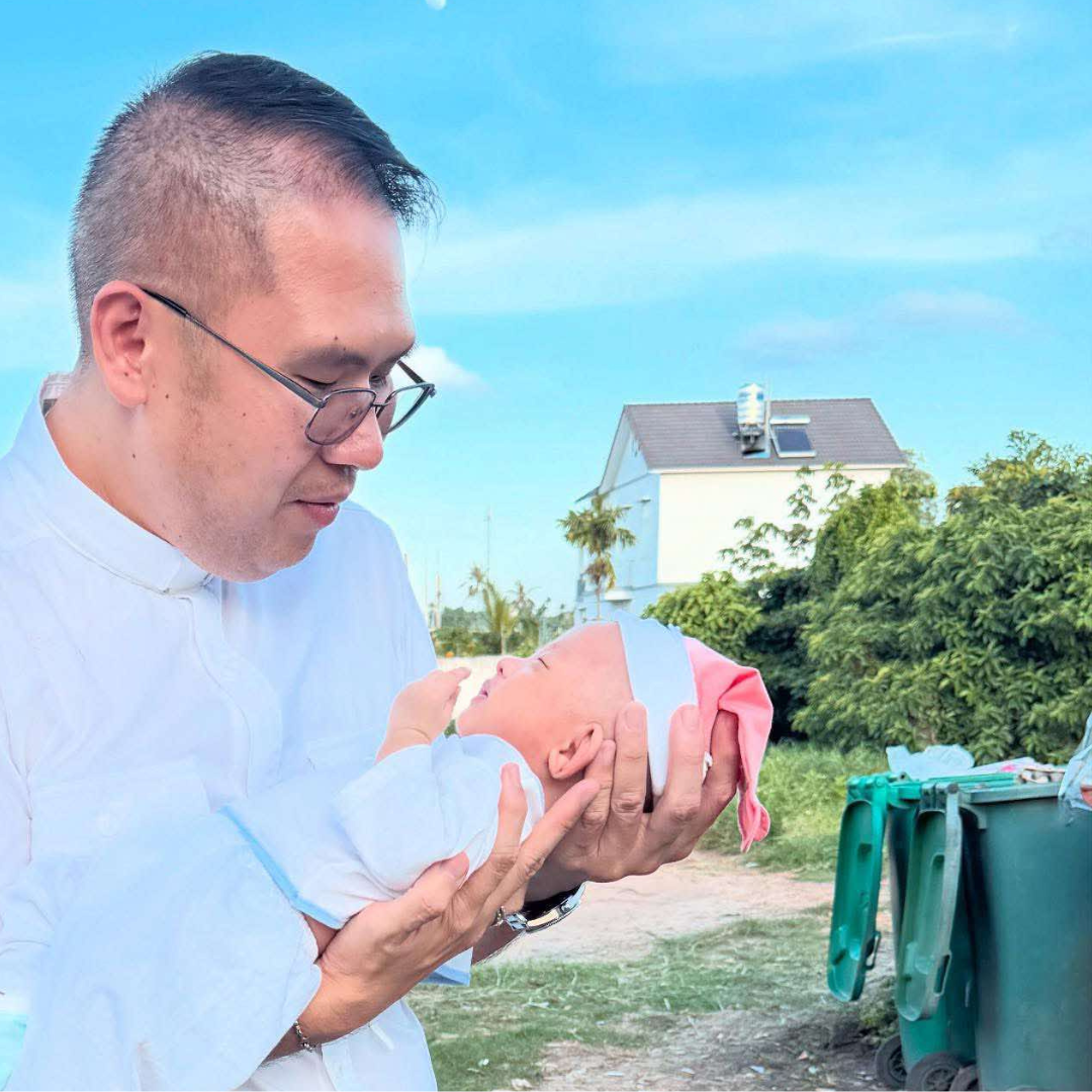 Prete e Suore salvano un Neonato abbandonato vicino a un Cassonetto fuori dall'Orfanotrofio