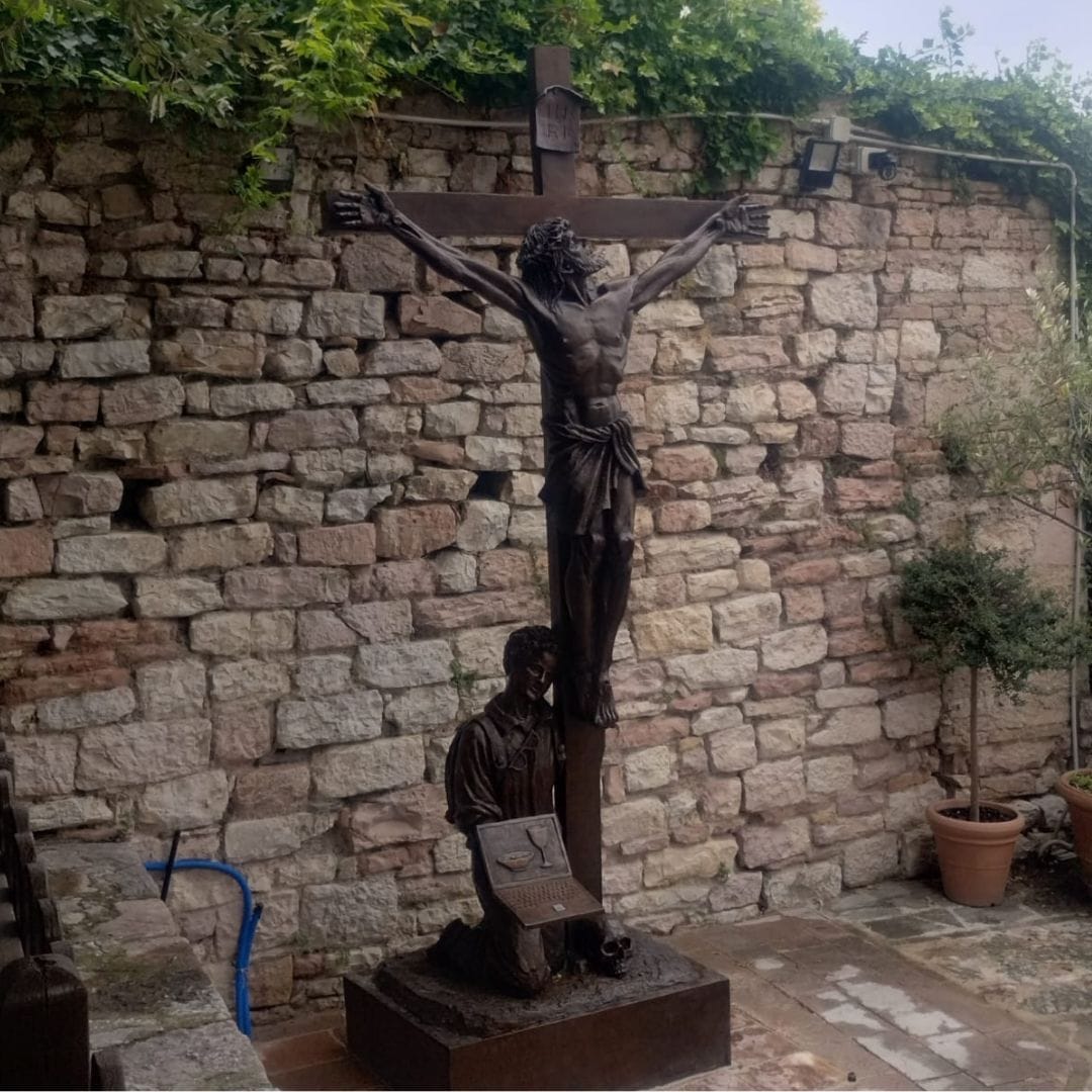 A Pochi Giorni dalla Canonizzazione, è stata inaugurata una Statua di Carlo Acutis vicino alla sua Tomba