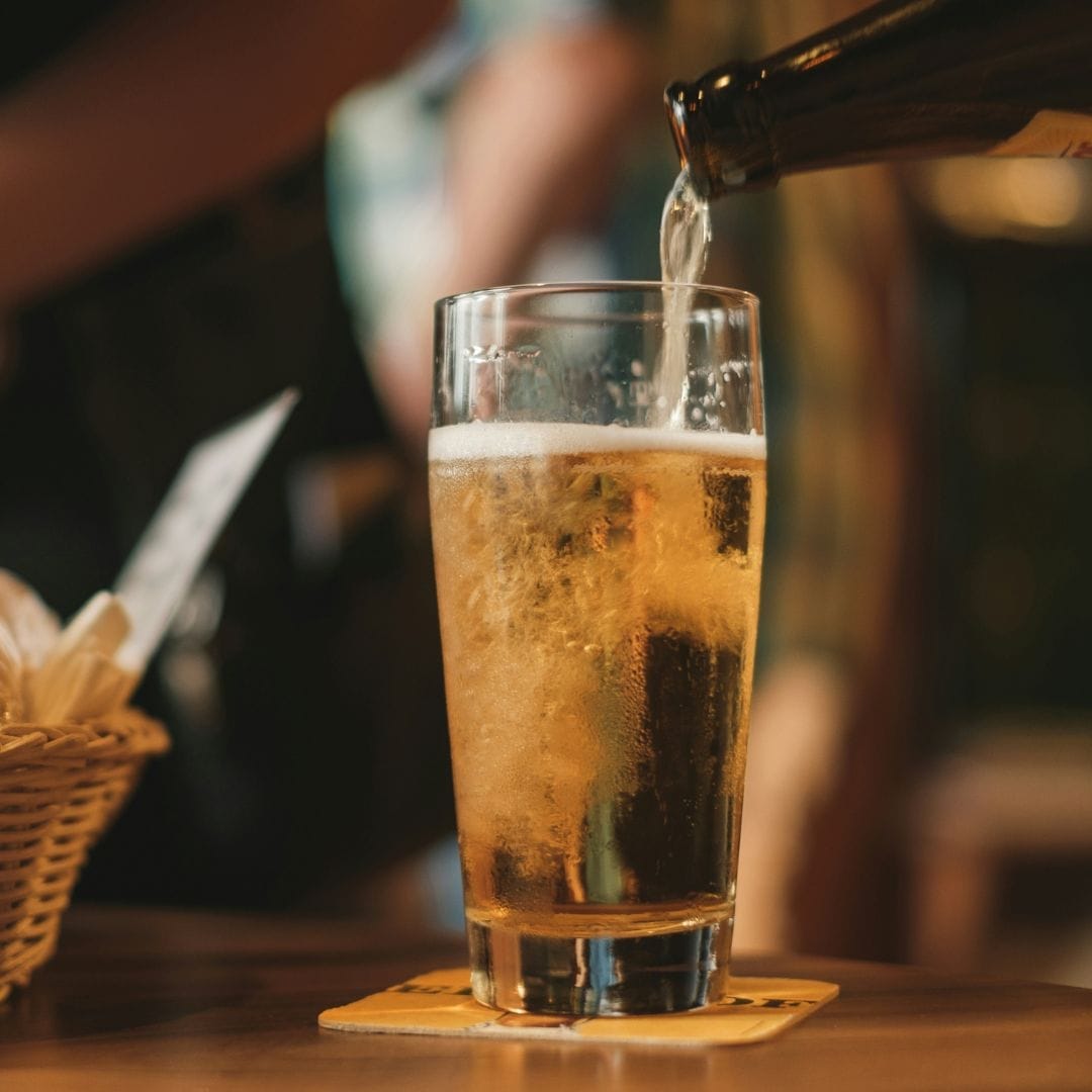 Un Secolo di Tradizione: Birra prodotta nel Seminterrato della Chiesa batte la Concorrenza Internazionale