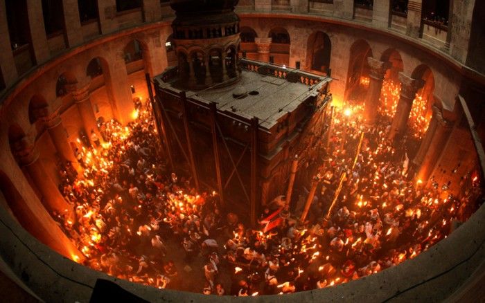 Il misterioso fuoco che appare ogni Sabato Santo nel Santo Sepolcro