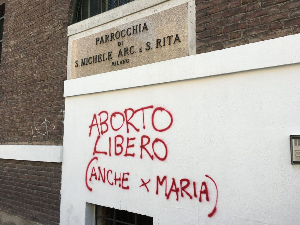 Sacerdote trova un graffiti Pro Aborto sulla Facciata della sua Chiesa e la sua reazione è diventata virale