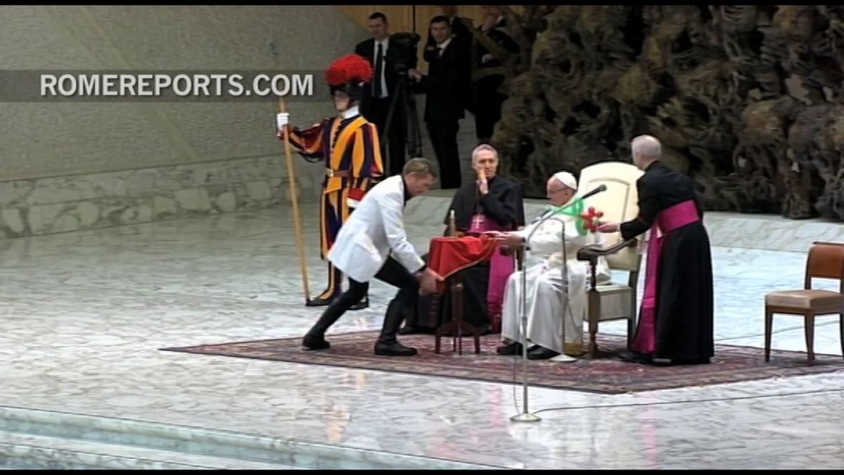 Il tavolo volante: Papa Francesco impara un divertente trucco di Magia