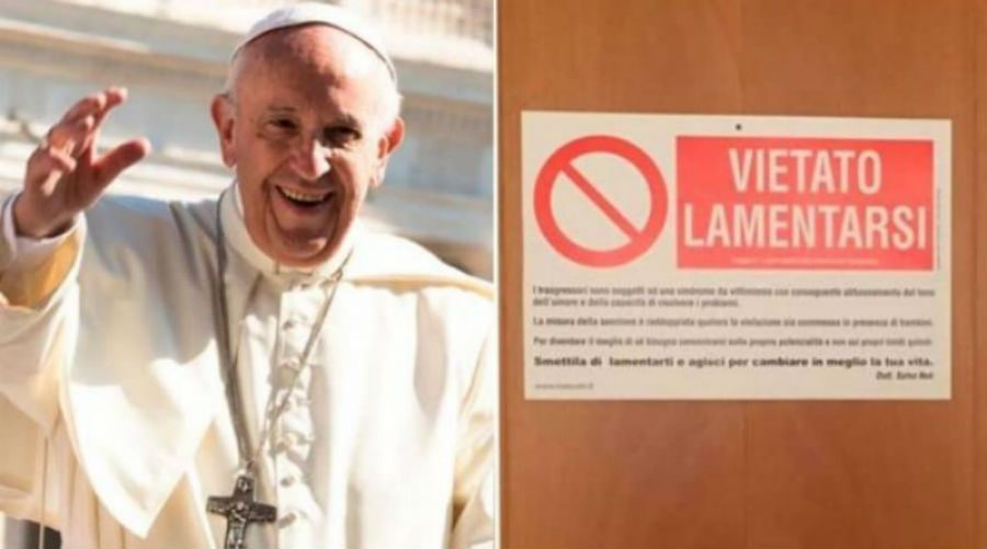 Il Divertente Cartello Affisso sulla Porta dell'Ufficio di Papa Francesco: Vietato Lamentarsi