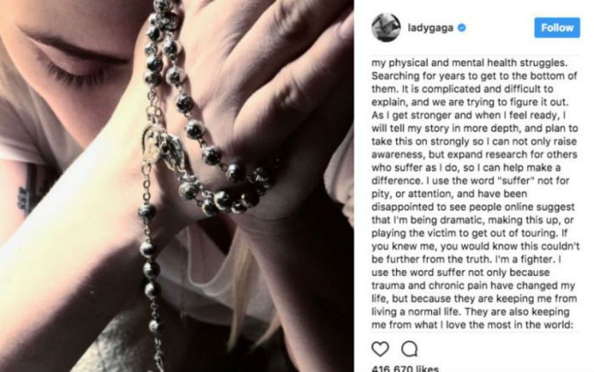 Lady Gaga posta una Foto di Sè Stessa Mentre Prega il Rosario