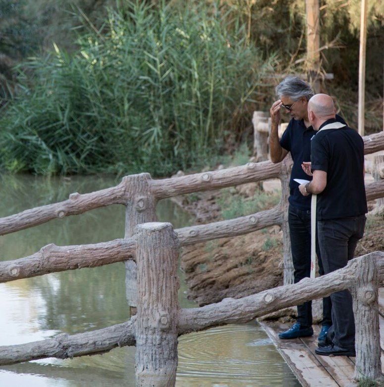VIDEO: Andrea Bocelli Prega un Ave Maria sul Fiume Giordano!