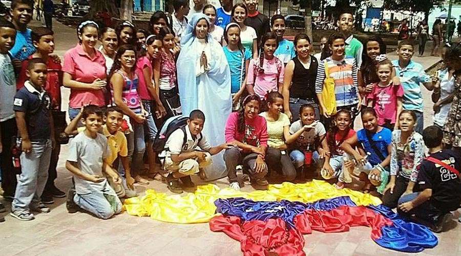 Un milione di bambini pregano il Rosario per la pace in Venezuela e nel Mondo
