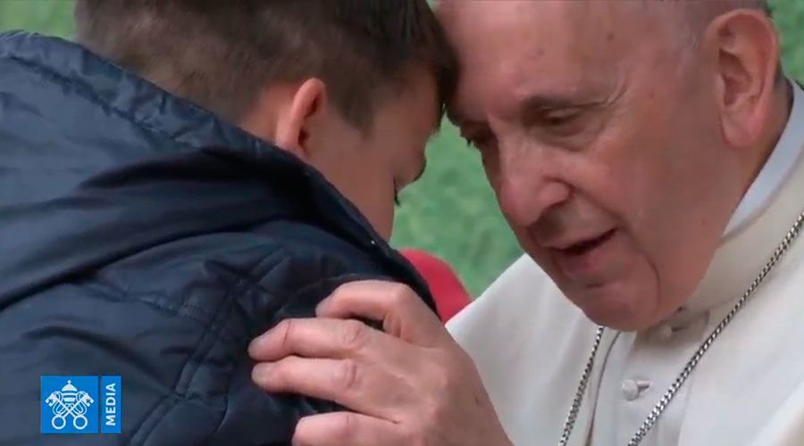 Il Bellissimo Incontro di Papa Francesco con un Bambino che ha Perso il Papà