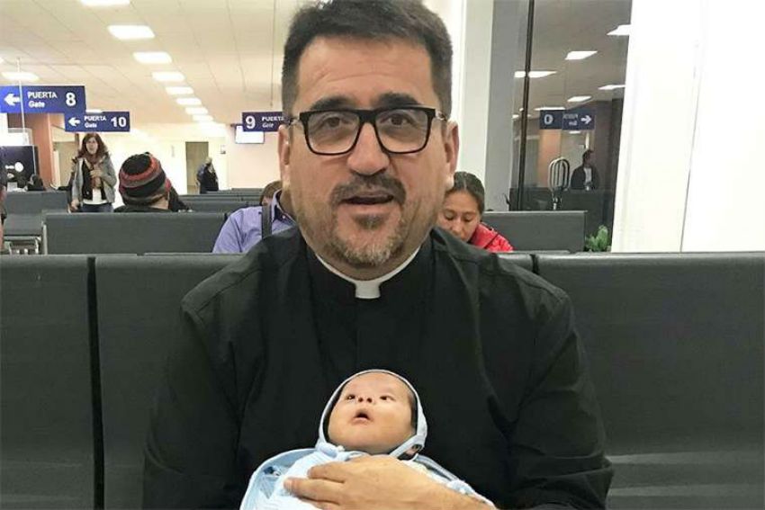 Un Sacerdote adotta un Bambino con Sindrome di Down abbandonato