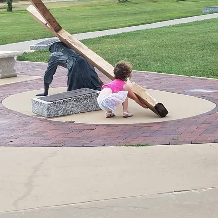 Bambina aiuta Gesù a Portare la Sua Croce e la Foto diventa Virale