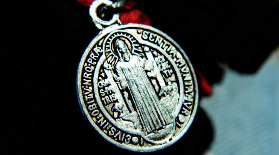 7 Cose da Sapere sulla Medaglia e sulla Croce di San Benedetto