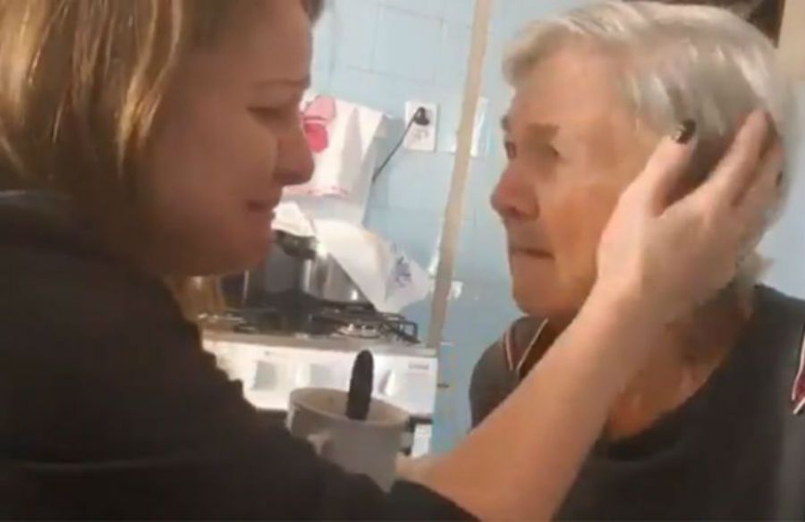 VIRALE: La reazione di questa anziana donna con l'Alzheimer di fronte a sua figlia ti commuoverà