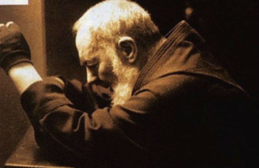 Ti senti solo o triste? Questa preghiera di Padre Pio ti può aiutare