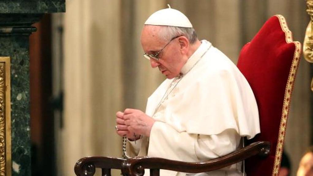 Papa Francesco invita i fedeli a pregare il Rosario per proteggere la Chiesa dal demonio