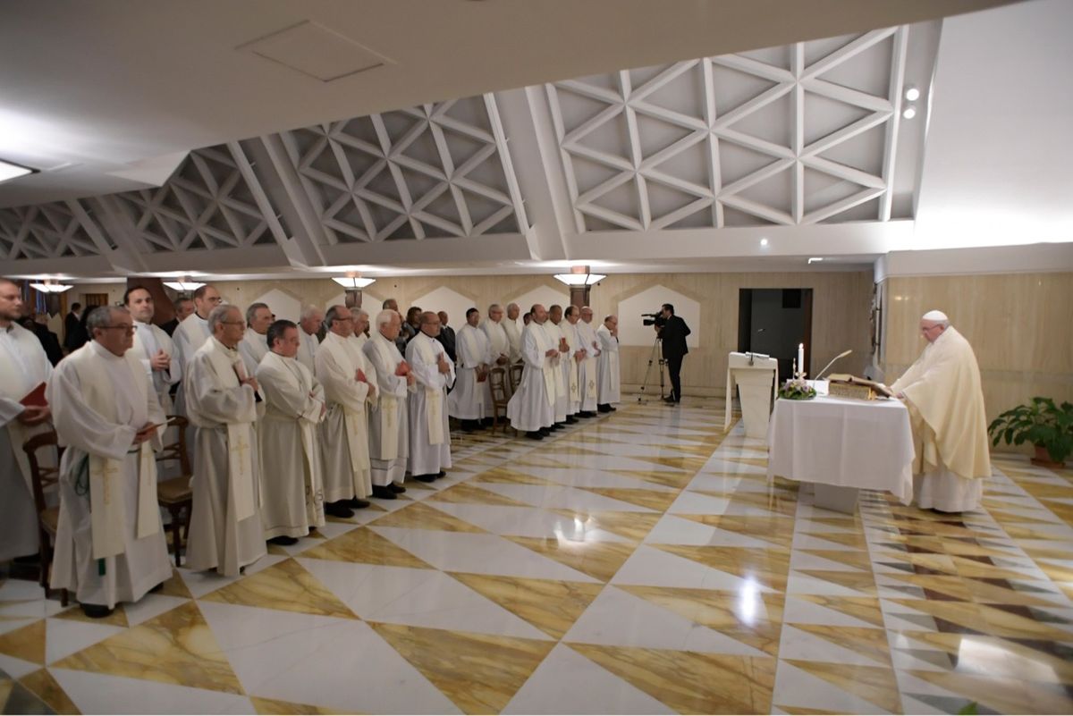 Papa Francesco: "Gesù piange, su ognuno di noi quando noi viviamo il cristianesimo formalmente, non realmente."