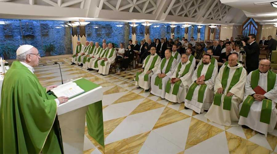 Papa Francesco "No ai cristiani funzionari, sì ai cristiani che si sporcano le mani"
