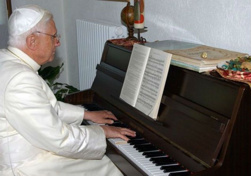 La passione di Benedetto XVI: il pianoforte. Ecco il video