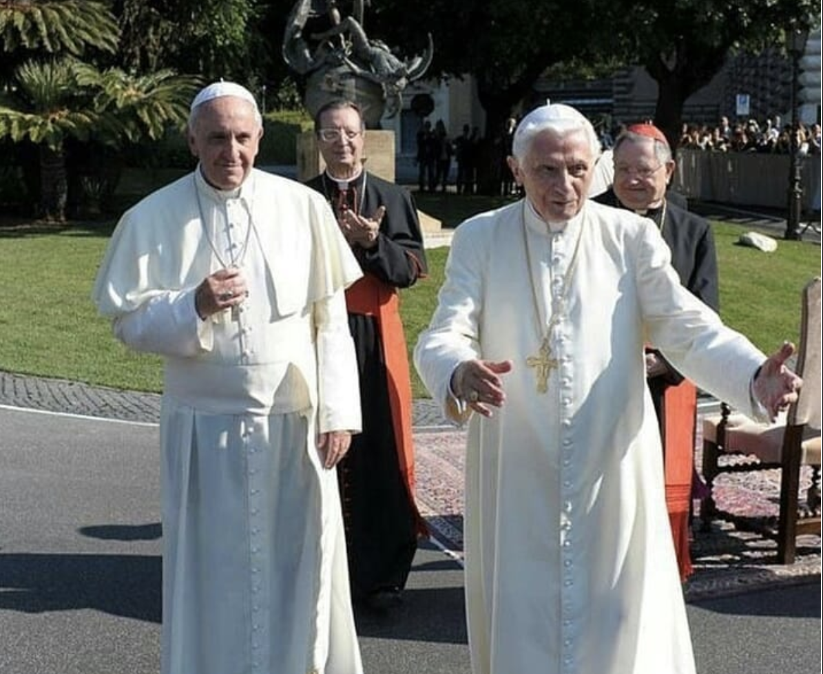 Papa Francesco elogia il coraggio di Benedetto XVI sulla questione abusi [VIDEO]