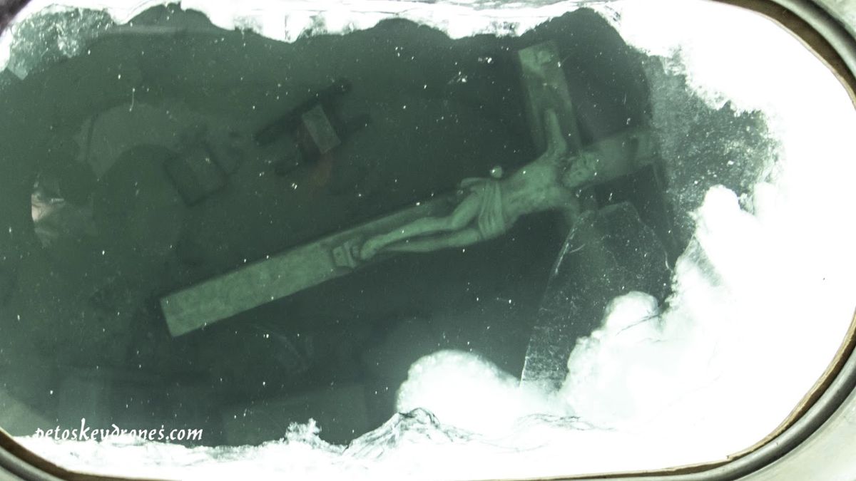 La strana storia del Crocifisso sommerso nel Lago che attrae ogni anno migliaia di visitarori