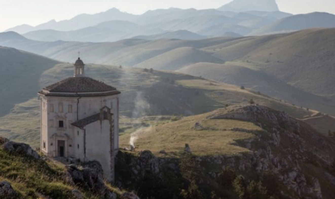 Le 5 chiese incastonate nella roccia più spettacolari d'Italia