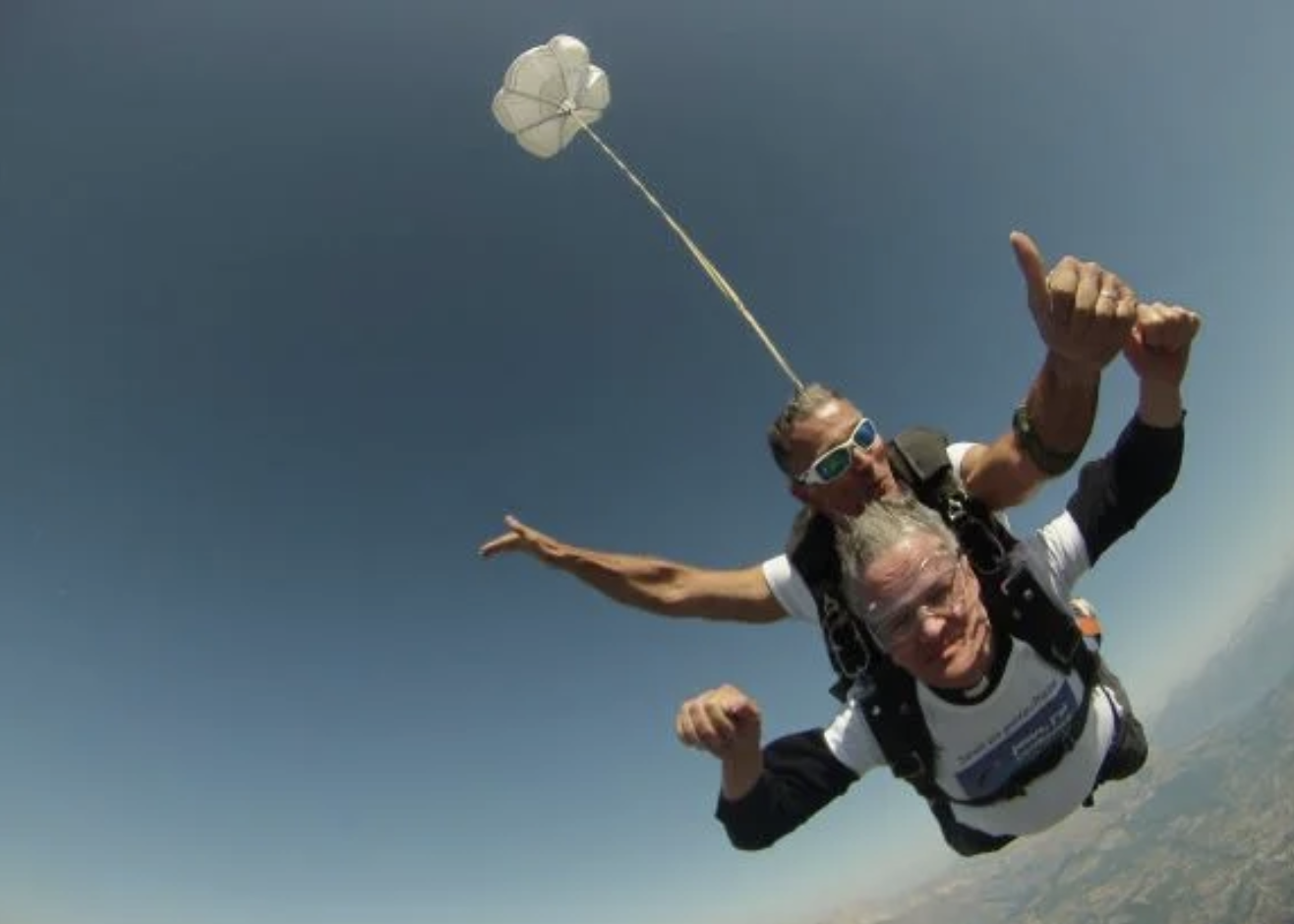 Un vescovo francese fa uno spettacolare salto con il paracadute per le vocazioni