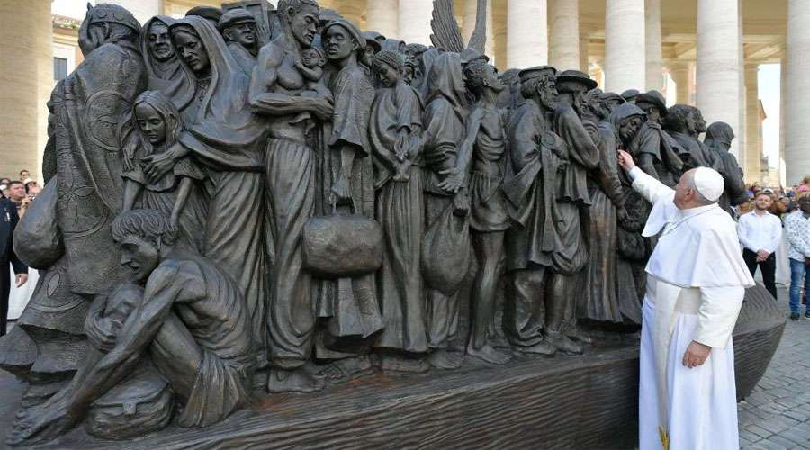 Papa Francesco inaugura una enorme scultura dedicata a migranti e rifugiati in Vaticano