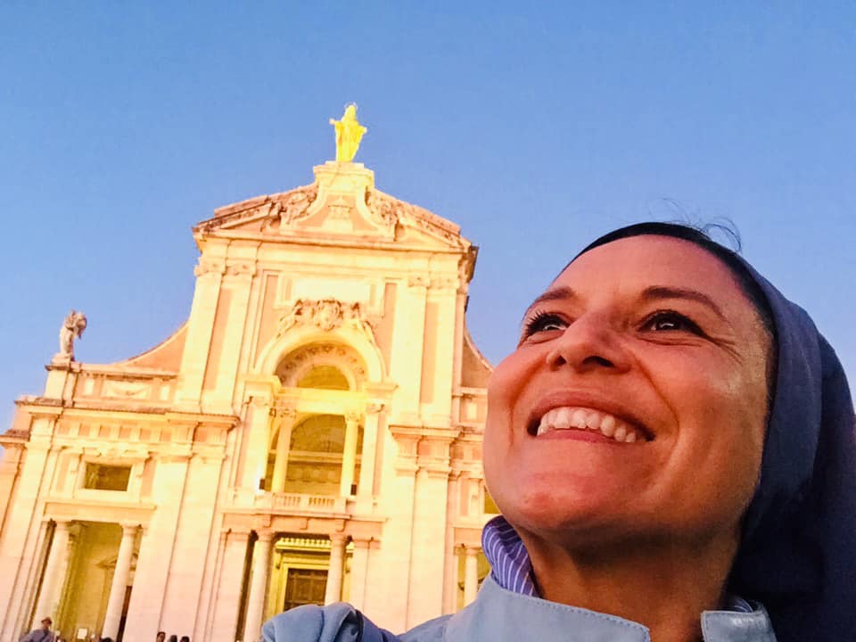 Suor Anna, la religiosa ex-cubista che parla di Gesù ballando