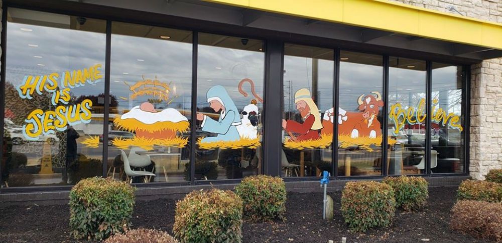 Virale: i proprietari di un McDonald's decorano i loro locali con immagini del presepe