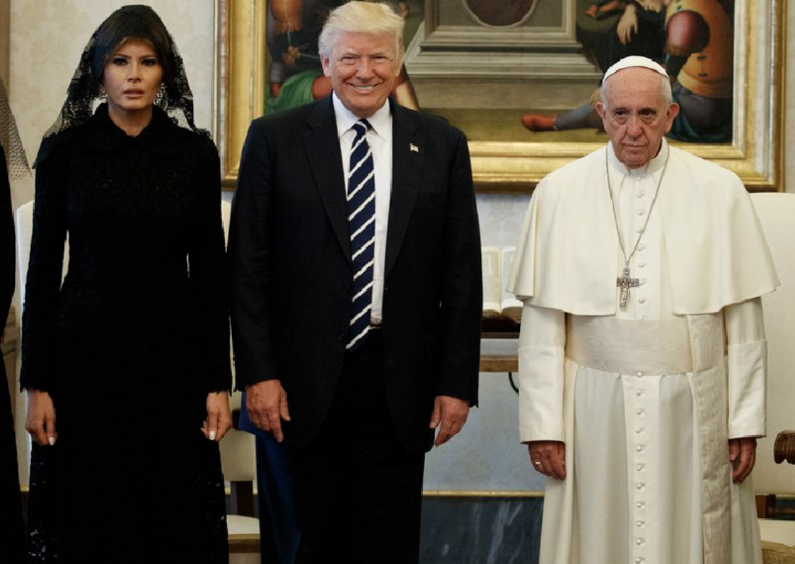 Solo 7 donne al mondo possono vestirsi di bianco quando incontrano il Papa. Ecco perché: