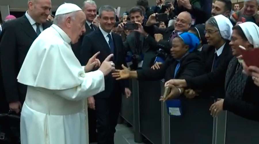 Papa Francesco a una suora: "Io ti bacio, ma tu non mordere!"