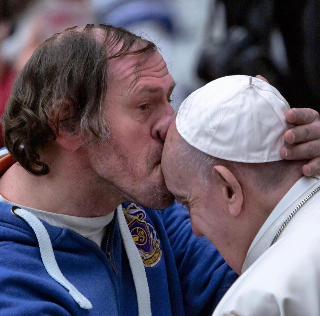 VIRALE: La storia di Philippe, l'attore disabile che ha baciato Papa Francesco sulla fronte