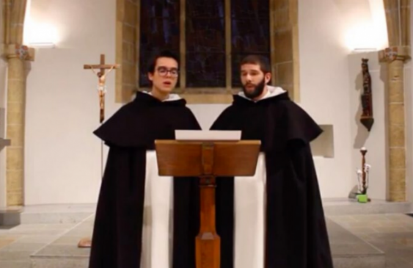Due seminaristi domenicani insegnano il canto gregoriano usando YouTube: ed è un successo!