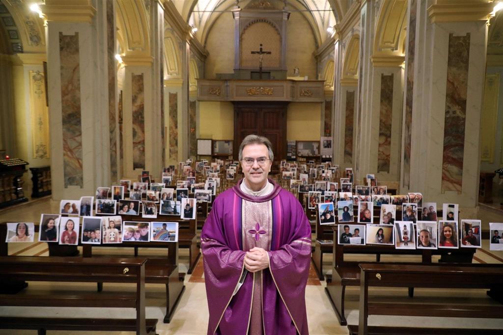 Coronavirus, il parroco che a Messa mette i selfie dei suoi parrocchiani