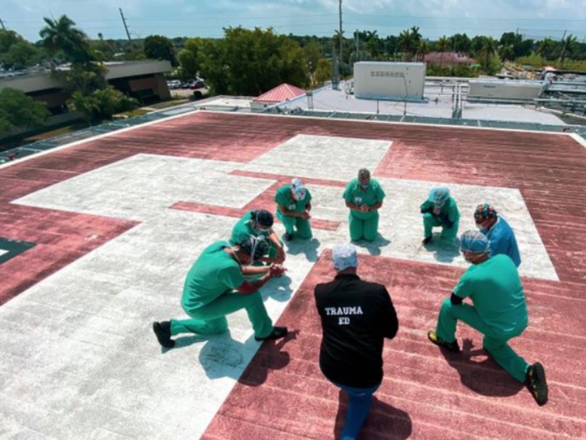 VIRALE: Coronavirus, infermieri e medici pregano sui tetti degli ospedali negli USA